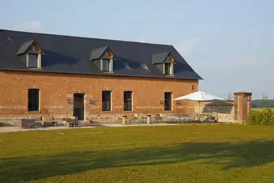 Image de vaste maison indépendante et familiale