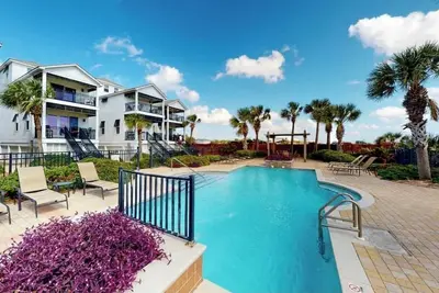 Image de One Charleston Place \"D\" 3 Br Beach Front, Dog Friendly, Community Pool
