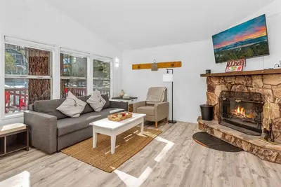 Image de Moonridge Vibes - Walk to Bear Mountain, Fireplace, Deck, Barbecue