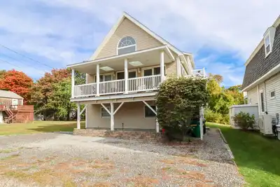 Image de Welcome to 44 Highland Avenue in York Beach. Beautiful home perched high on the Nubble Peninsula