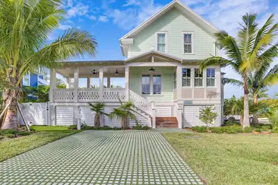 Image de Spacious Coastal Oasis: Enjoy Three King Beds & Room for Everyone!