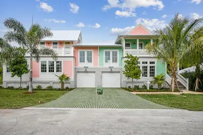 Image de Beautiful Private Half Duplex Steps from the Beach
