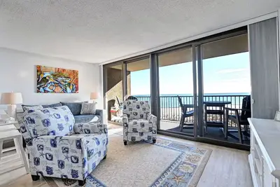Image de A Proper Beach Getaway with this 1 bedroom condo with Breathtaking views! Beach View! Can book with adjacent condo for larger group! Pool, Fitness Center, Private Beach, Tennis and Wifi available!