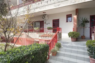 Image de Maison de vacances \"Gmg - Maison Mondello\" avec vue sur les montagnes, jardin et terrasse.