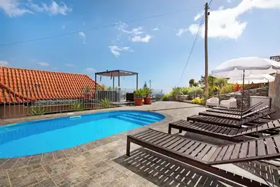 Image de Maison de vacances \"Banda Do Sol Stone Cottage\" avec vue sur mer, piscine et Wi-Fi.