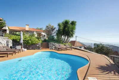Image de Maison de vacances \"Banda Do Sol Lavender Cottage\" avec vue sur mer, piscine et Wi-Fi.