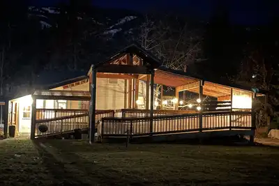 Image de Cheerful riverfront cottage - views, recreation, relaxation!