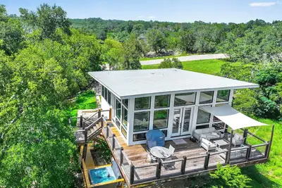 Image de Happiness Ranch - Cypress Tree House | Modern Couples Getaway in Blanco!