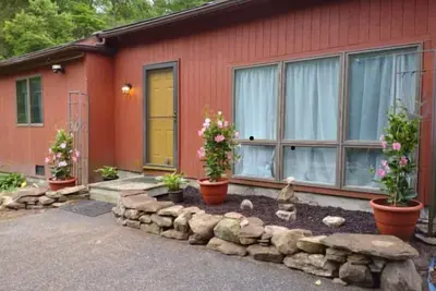 Image de BnB “The Get Away” 600sf on Rock Farm, Wooded, Trails, UConn, Private, Clean 5⭐️