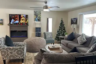 Image de Whitefish home remodeled family friendly large yard hot tub privacy