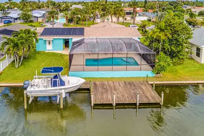 Image de Riverfront home with private heated pool, dock, Ac & W/D - dog-friendly