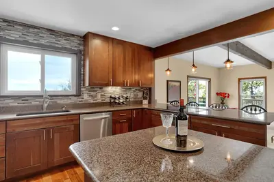Image de Scenic Mountain Views/Corporate Rental/30 day minimum
