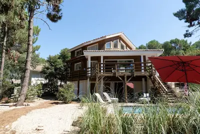 Image de Villa en bois avec piscine Pinède du Baganais entre mer et lac