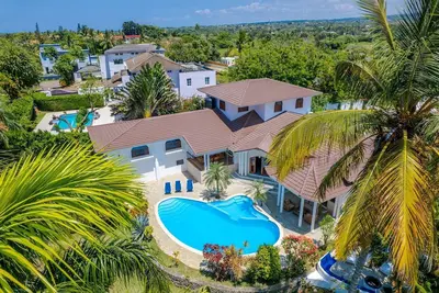 Party complex, 2 villas\/2 pools, sandy beach, ping-pong\/billiard\/Playstation!