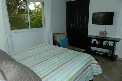 Image de Quiet downtown condo in lush garden residence, guest-friendly