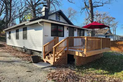 Image de Cottage walking distance to Lake Geneva!