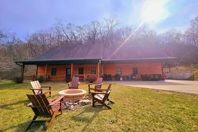 Image de Log Cabin\/ w hot tub, outdoor pool & pool table