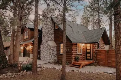 Image de Corner Cabin • Ac • Spa • Game room • Dog Friendly