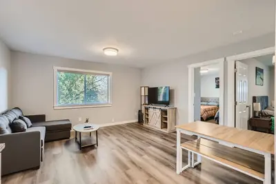 Image de Classy, Modern 2 Bedroom Apt w/ Garage Parking!