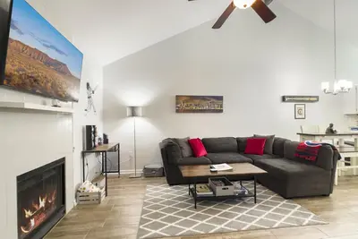 Image de Modern Townhome- Amazing location Tempe\/Mesa one block to Cubs Spring Training!