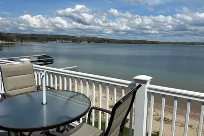 Image de Peaceful lake front condo