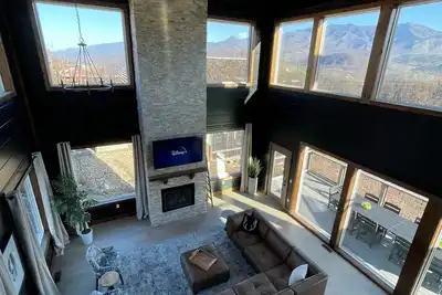 Image de Brand New! Stunning Views, Huge Decks, Game Room, Fire Pit