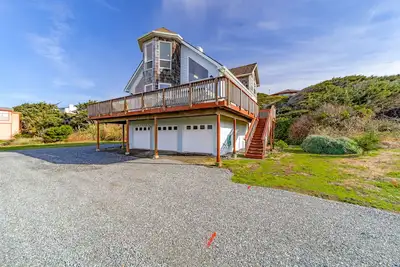 Image de Exquisite home with spectacular views, deck, gas fireplace & game room
