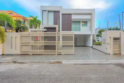 Image de Elegant & Cozy 4br Home \/ the Best Location In Sti