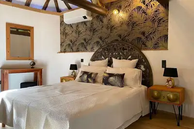 Image de Le Pigeonnier. Private apartment in château grounds, 5 km from historic Vichy