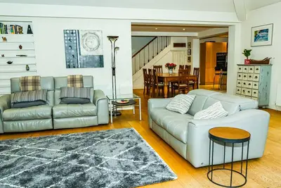 Image de Unique open plan family home with garden, short walk to the Thames river