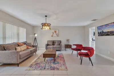 Image de Cozy 3-Bedroom Home 4-Minutes from Universal Studios