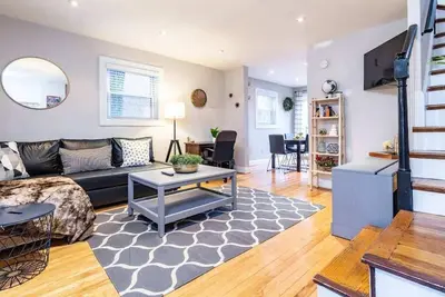 Image de Gorgeous Home 10 min to Dc by CozySuites