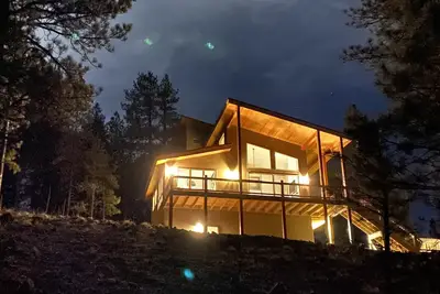 Image de Gorgeous private modern new home, fantastic views, wood burning fireplace