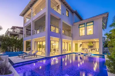 Image de Spectacular pool home in Destin steps from the sand