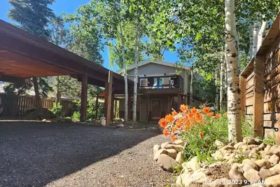 Image de Newly remodeled tucked away in an alley. Very private location in an Aspen grove