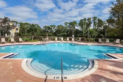 Image de 3-bedroom, first floor condo just a short walk to Mall at University Town Center