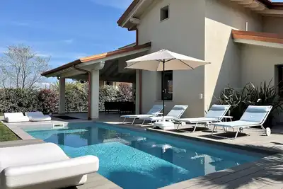 Image de Vacation home \"Casa sulle colline di Barcuzzi\" Pool, garden & barbecue