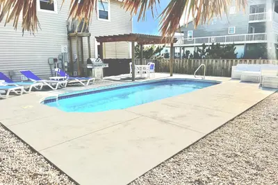 Image de East End Cottage with Pool across the street from the Beach