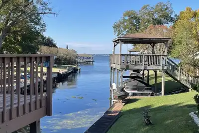 Image de Beautiful lakefront home with 3 bedrooms and pool