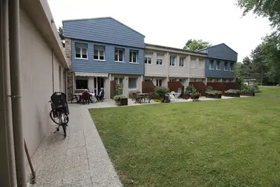 Image de Duplex pour 8 personnes dans un grand parc arboré à 700 ml de la mer