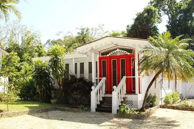 Image de Family-friendly townhouse, good for 4 adults, central location, steps from beach