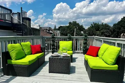 Image de Cheerful 2-bedroom row house with rooftop deck!