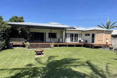 Image de Massive 5 Bed Family House with large deck and backyard.