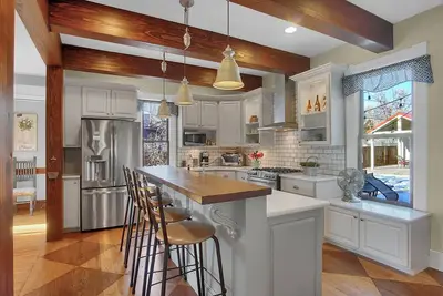 Image de Spacious 2900 sq ft Queen Anne in heart of downtown with 5 bedrooms and 3 baths
