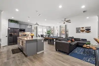 Image de City Escape: Contemporary Home Mins from Six Flags and Stadiums.
