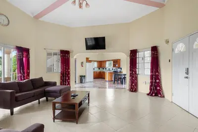 Image de Elegantly appointed 3 bed\/rm 2 bath-unparalleled location to the beach access