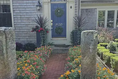 Image de Uncover rich American history and coastal charm when you stay with us!