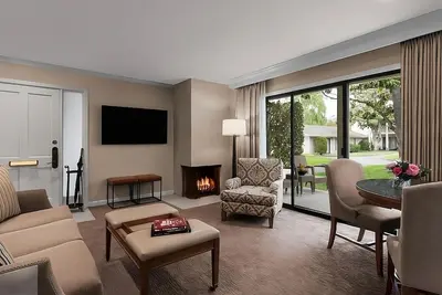 Image de Indulge Yourself in Amazing Amenities! Outdoor Pool, Golf Course, Free Parking!