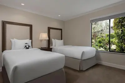 Image de Ideal Spot for Golfers! Also Has Tennis Courts, Pool, and More! Free Parking!