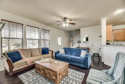 Image de Spacious Farmhouse Townhome*Walk to At&T Stadium*